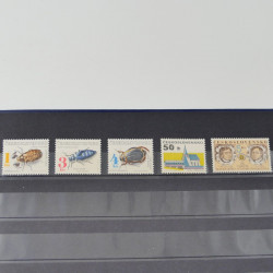 Lot de timbres de Tchécoslovaquie et Israël neufs et oblitérés en un album.