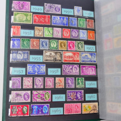 Lot de timbres de Grande Bretagne et Irlande neufs et oblitérés en un album.