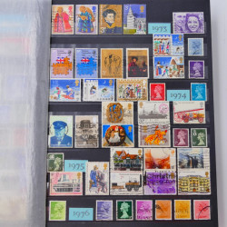 Lot de timbres de Grande Bretagne et Irlande neufs et oblitérés en un album.