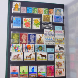 Lot de timbres de Grande Bretagne et Irlande neufs et oblitérés en un album.