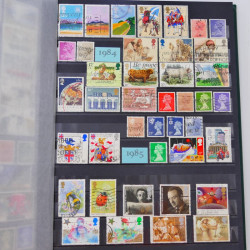 Lot de timbres de Grande Bretagne et Irlande neufs et oblitérés en un album.