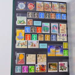 Lot de timbres de Grande Bretagne et Irlande neufs et oblitérés en un album.