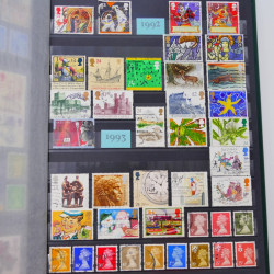 Lot de timbres de Grande Bretagne et Irlande neufs et oblitérés en un album.