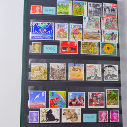 Lot de timbres de Grande Bretagne et Irlande neufs et oblitérés en un album.
