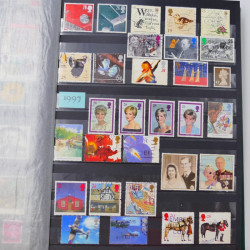 Lot de timbres de Grande Bretagne et Irlande neufs et oblitérés en un album.