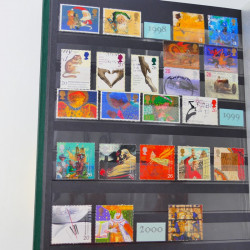 Lot de timbres de Grande Bretagne et Irlande neufs et oblitérés en un album.