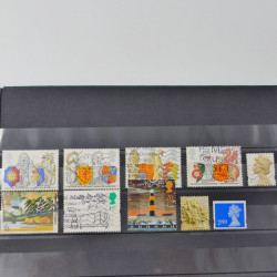 Lot de timbres de Grande Bretagne et Irlande neufs et oblitérés en un album.