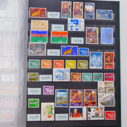 Lot de timbres de Grande Bretagne et Irlande neufs et oblitérés en un album.