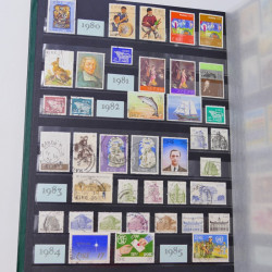 Lot de timbres de Grande Bretagne et Irlande neufs et oblitérés en un album.