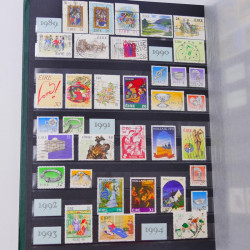 Lot de timbres de Grande Bretagne et Irlande neufs et oblitérés en un album.