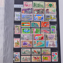 Lot de timbres de Dahomey et Niger neufs et oblitérés en un albums.
