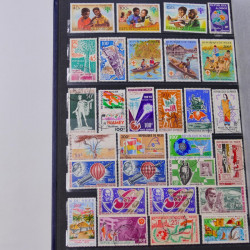 Lot de timbres de Dahomey et Niger neufs et oblitérés en un albums.