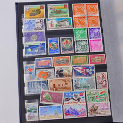 Lot de timbres de Dahomey et Niger neufs et oblitérés en un albums.