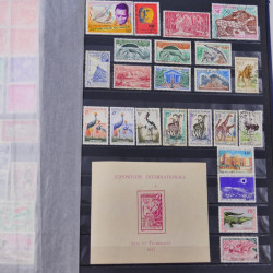 Lot de timbres de Dahomey et Niger neufs et oblitérés en un albums.