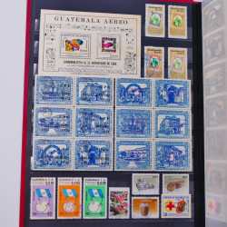 Lot de timbres Guatemala et Chili neufs et oblitérés en un album.