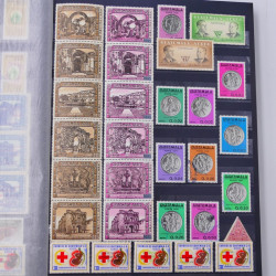 Lot de timbres Guatemala et Chili neufs et oblitérés en un album.