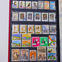 Lot de timbres Guatemala et Chili neufs et oblitérés en un album.