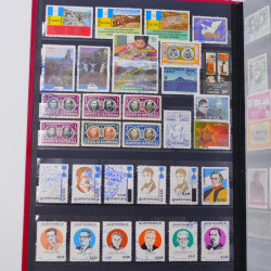 Lot de timbres Guatemala et Chili neufs et oblitérés en un album.