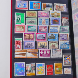 Lot de timbres Guatemala et Chili neufs et oblitérés en un album.