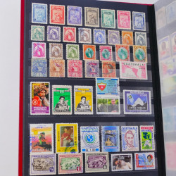 Lot de timbres Guatemala et Chili neufs et oblitérés en un album.