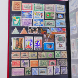 Lot de timbres Guatemala et Chili neufs et oblitérés en un album.