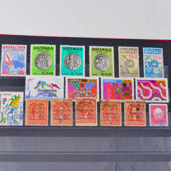 Lot de timbres Guatemala et Chili neufs et oblitérés en un album.