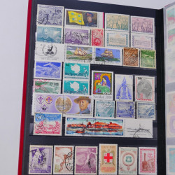 Lot de timbres Guatemala et Chili neufs et oblitérés en un album.