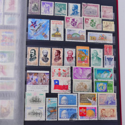 Lot de timbres Guatemala et Chili neufs et oblitérés en un album.