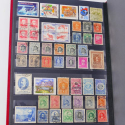 Lot de timbres Guatemala et Chili neufs et oblitérés en un album.