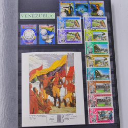 Lot de timbres de Venezuela et Papouasie neufs et oblitérés en un album.