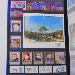 Lot de timbres de Venezuela et Papouasie neufs et oblitérés en un album.