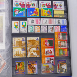 Lot de timbres de Venezuela et Papouasie neufs et oblitérés en un album.