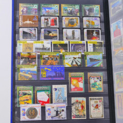 Lot de timbres de Venezuela et Papouasie neufs et oblitérés en un album.