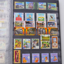 Lot de timbres de Venezuela et Papouasie neufs et oblitérés en un album.