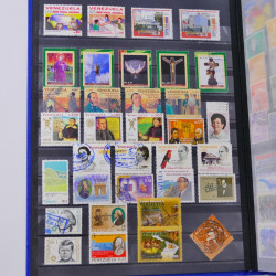 Lot de timbres de Venezuela et Papouasie neufs et oblitérés en un album.