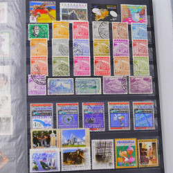 Lot de timbres de Venezuela et Papouasie neufs et oblitérés en un album.