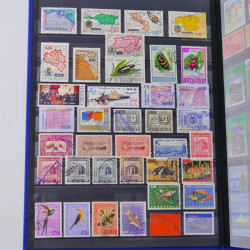 Lot de timbres de Venezuela et Papouasie neufs et oblitérés en un album.