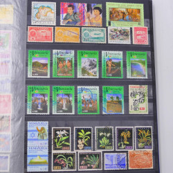 Lot de timbres de Venezuela et Papouasie neufs et oblitérés en un album.