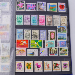 Lot de timbres de Venezuela et Papouasie neufs et oblitérés en un album.