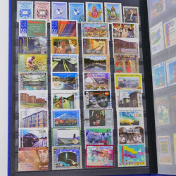 Lot de timbres de Venezuela et Papouasie neufs et oblitérés en un album.