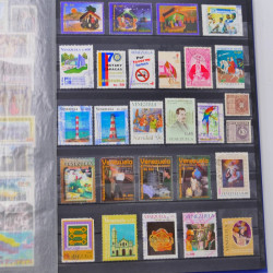 Lot de timbres de Venezuela et Papouasie neufs et oblitérés en un album.