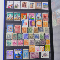 Lot de timbres de Venezuela et Papouasie neufs et oblitérés en un album.
