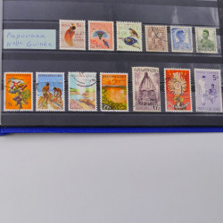 Lot de timbres de Venezuela et Papouasie neufs et oblitérés en un album.
