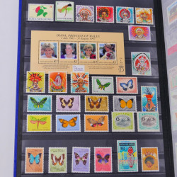 Lot de timbres de Venezuela et Papouasie neufs et oblitérés en un album.