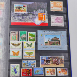 Lot de timbres de Venezuela et Papouasie neufs et oblitérés en un album.