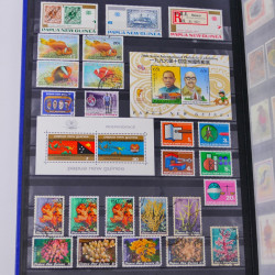 Lot de timbres de Venezuela et Papouasie neufs et oblitérés en un album.