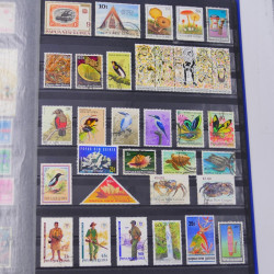 Lot de timbres de Venezuela et Papouasie neufs et oblitérés en un album.
