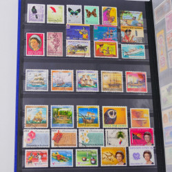 Lot de timbres de Venezuela et Papouasie neufs et oblitérés en un album.