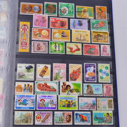 Lot de timbres de Venezuela et Papouasie neufs et oblitérés en un album.