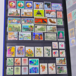 Lot de timbres de Venezuela et Papouasie neufs et oblitérés en un album.